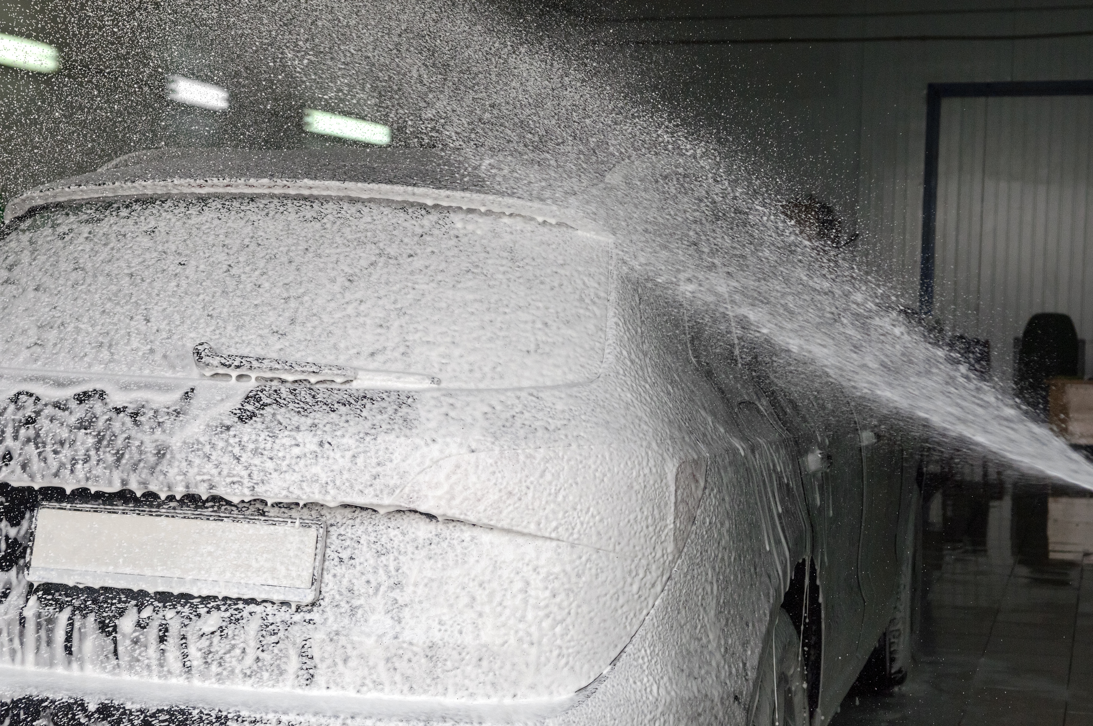 Detergente alcalino per il lavaggio a schiuma dei veicoli